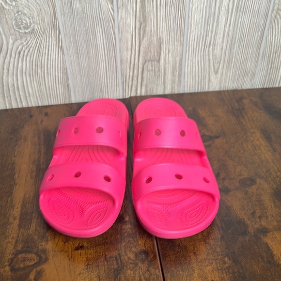 Crocs Unisex Classic Crocs Sandals Waterproof Slides Electric Pink Size J3 - Picture 1 of 5